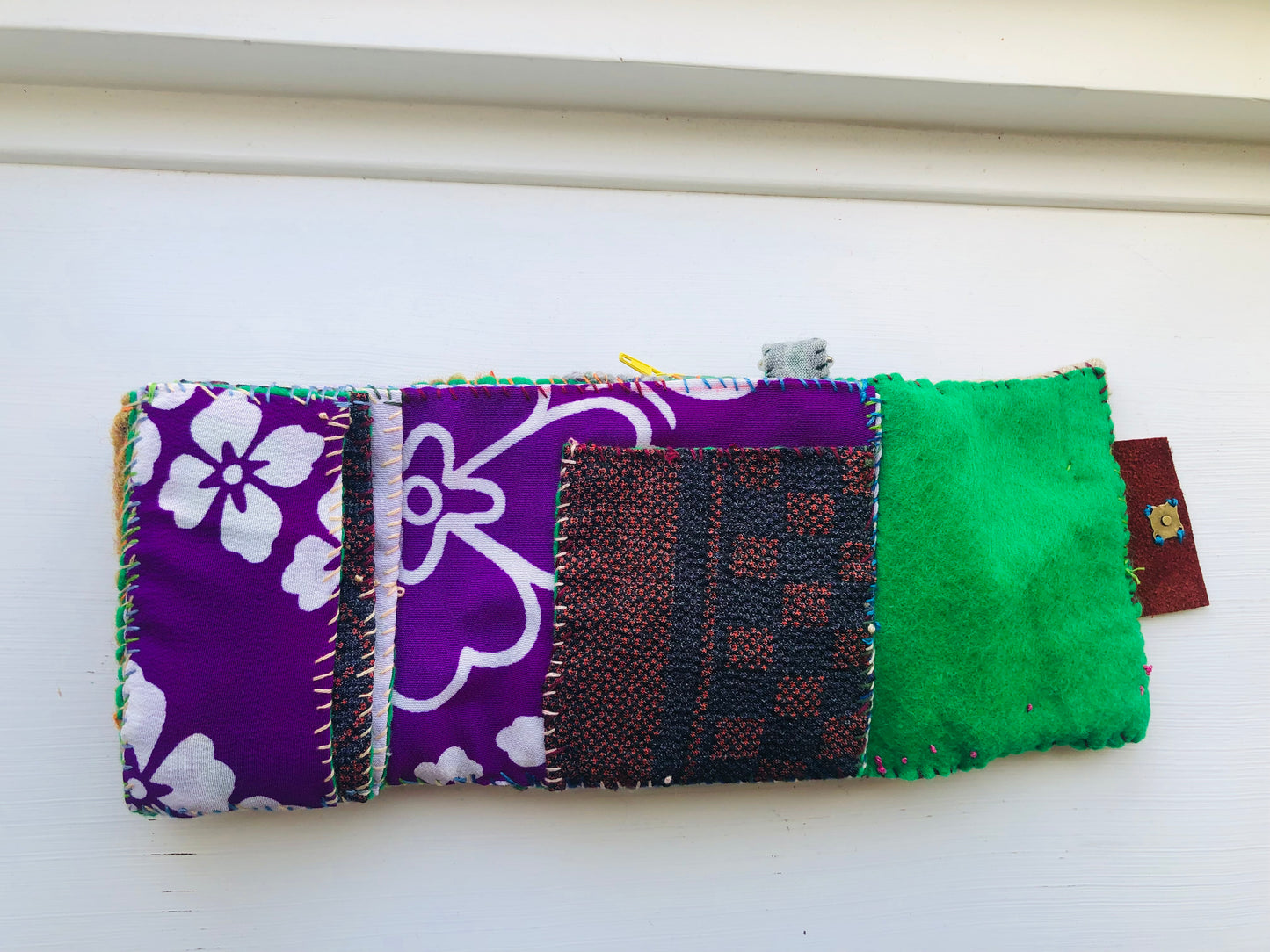 財布　布財布　ハンドメイド　手縫い　刺繍　パッチワーク　二つ折り　1972