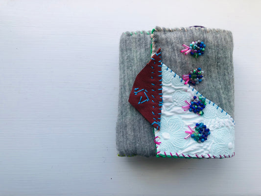 財布　布財布　ハンドメイド　手縫い　刺繍　パッチワーク　二つ折り　1975