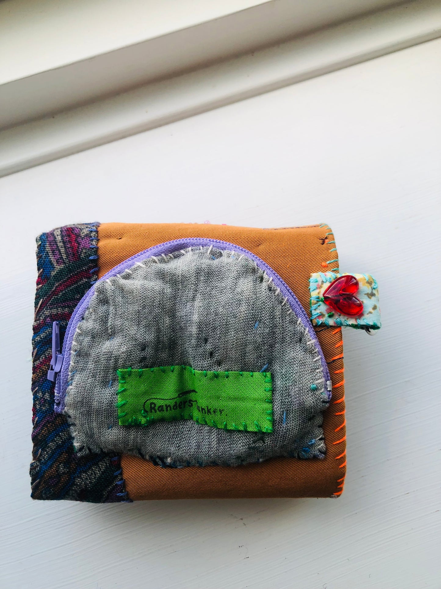 Pung, stofpung, håndlavet, håndsyet, broderet, patchwork, dobbeltfoldet, 1980