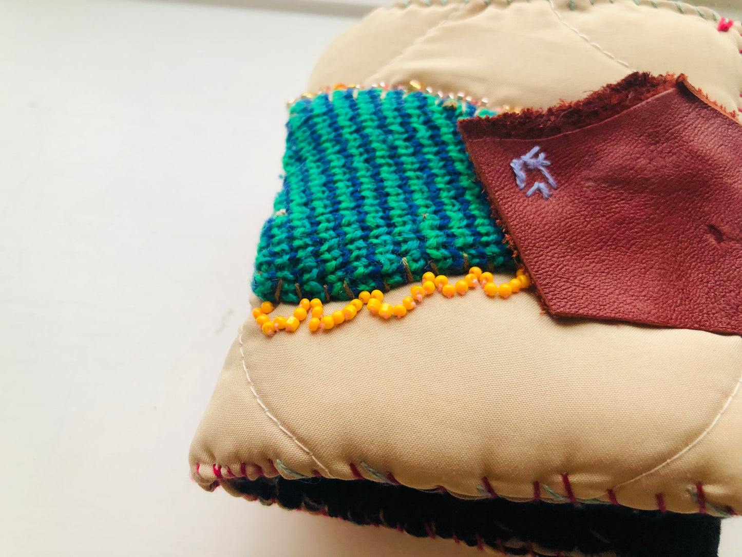 財布　布財布　ハンドメイド　手縫い　刺繍　パッチワーク　二つ折り　2292