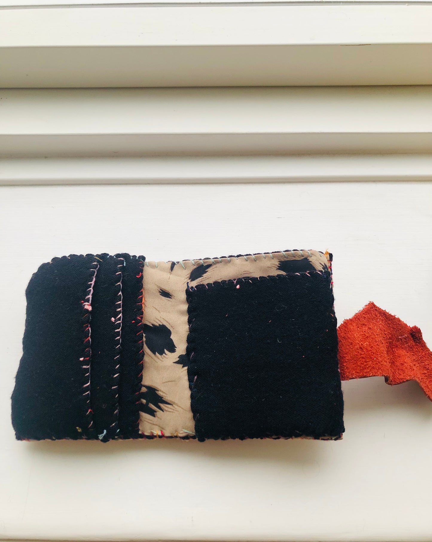 財布　布財布　ハンドメイド　手縫い　刺繍　パッチワーク　二つ折り　2292