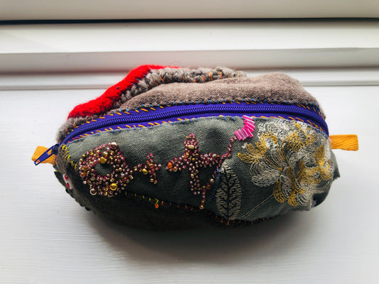 ポーチ　手縫い　布製　 ペンケース　小物入れ　ハンドメイド　ビーズ刺繍　2012