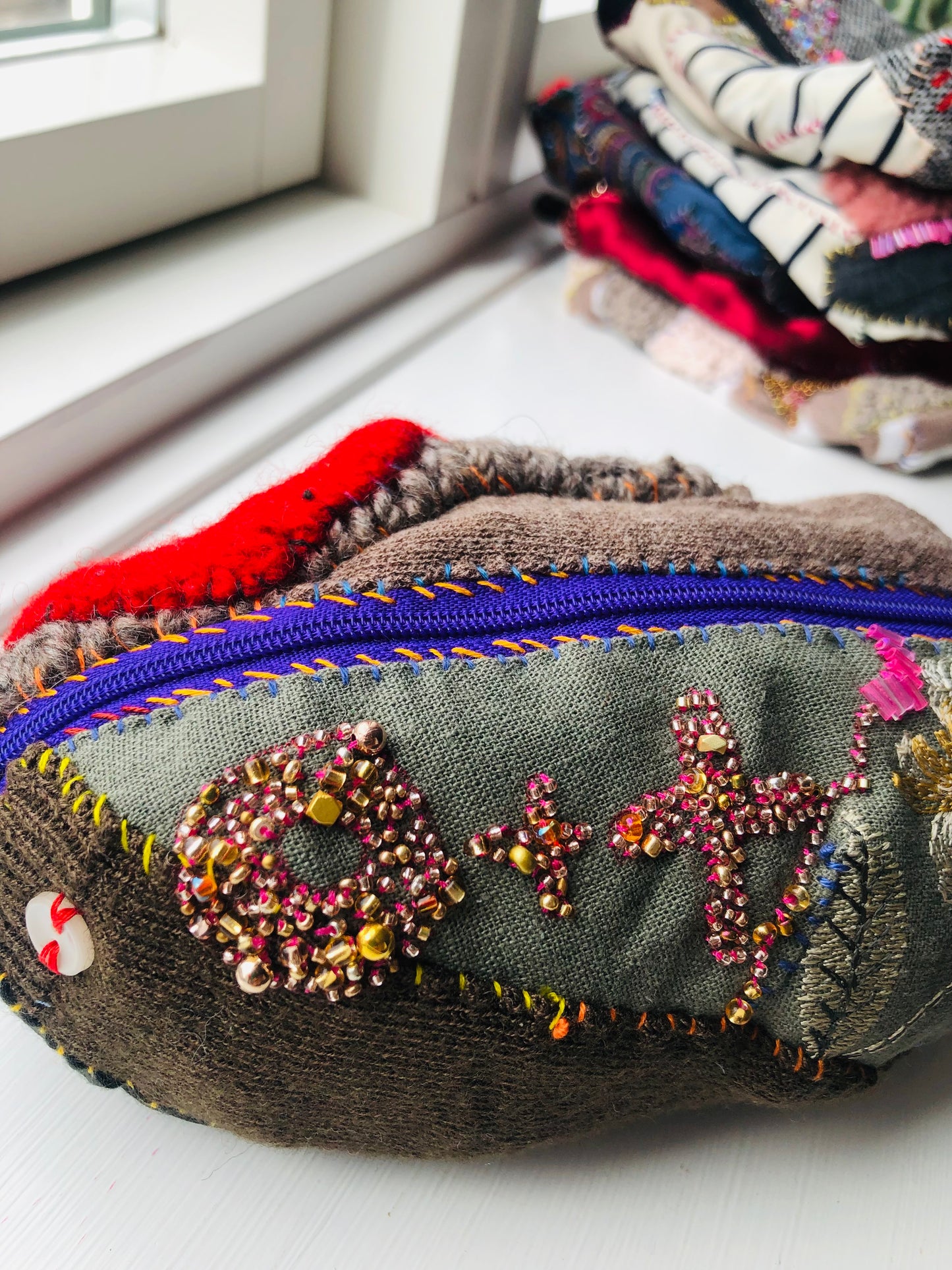 ポーチ　手縫い　布製　 ペンケース　小物入れ　ハンドメイド　ビーズ刺繍　2012