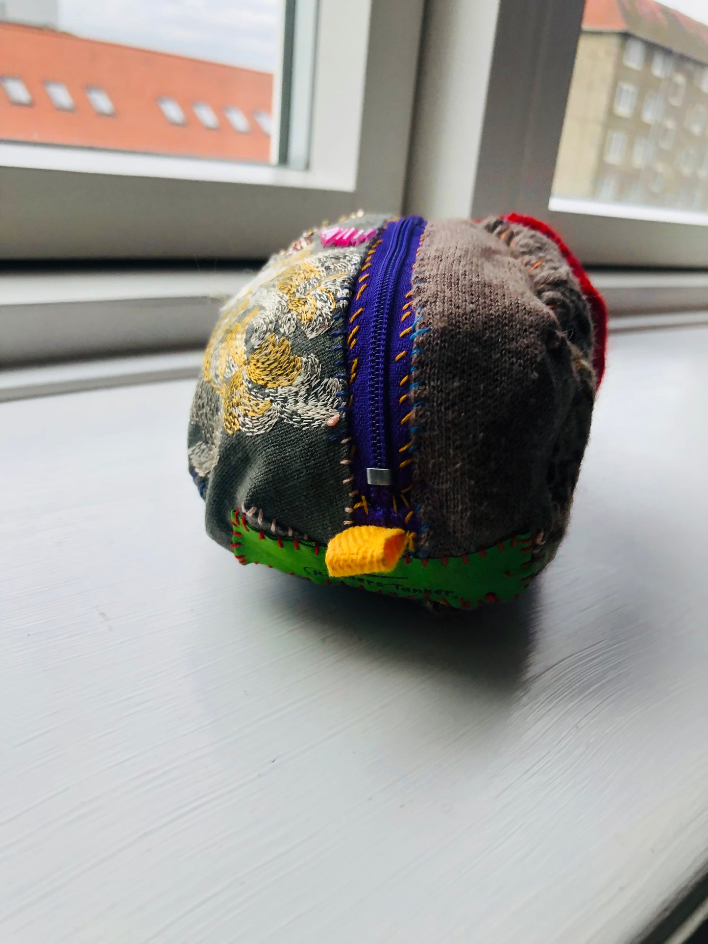 ポーチ　手縫い　布製　 ペンケース　小物入れ　ハンドメイド　ビーズ刺繍　2012
