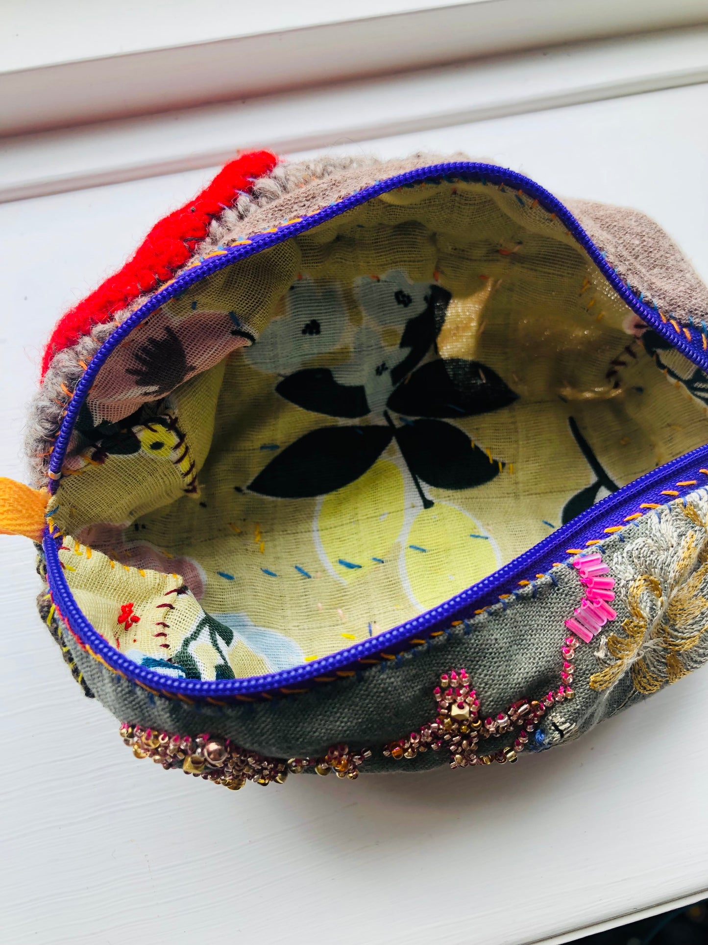 ポーチ　手縫い　布製　 ペンケース　小物入れ　ハンドメイド　ビーズ刺繍　2012