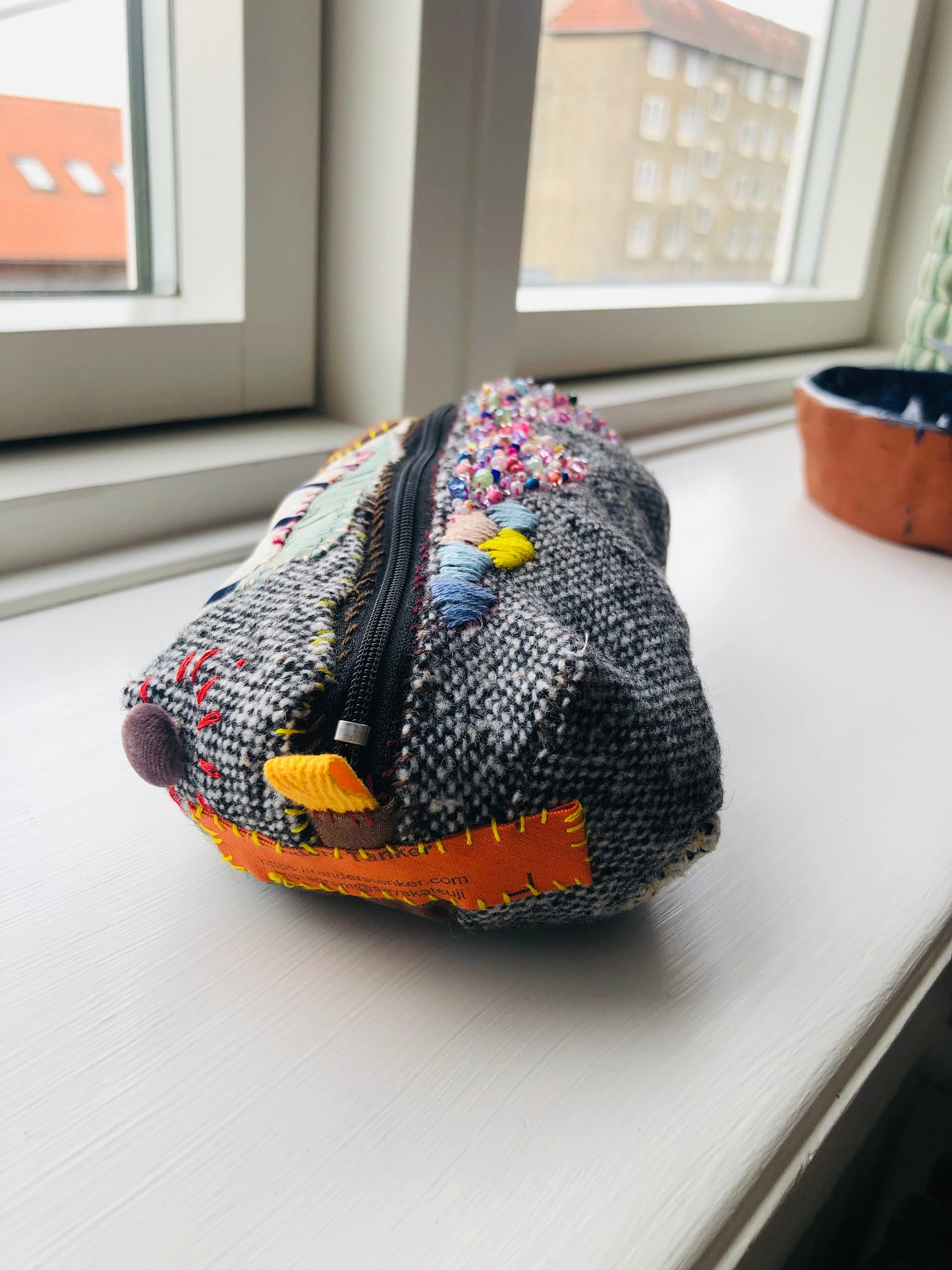 ポーチ　手縫い　布製　 ペンケース　小物入れ　ハンドメイド　ビーズ刺繍　2010