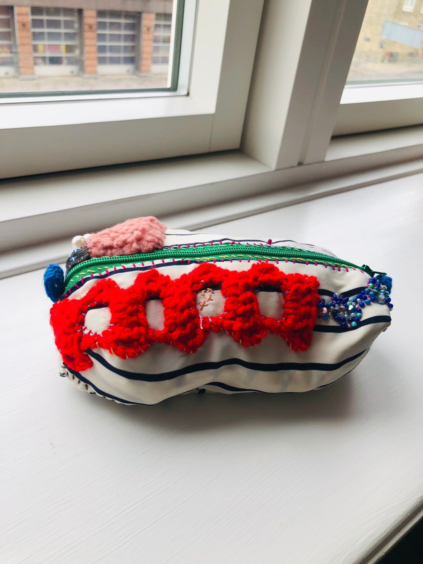 ポーチ　手縫い　布製　 ペンケース　小物入れ　ハンドメイド　ビーズ刺繍　2009