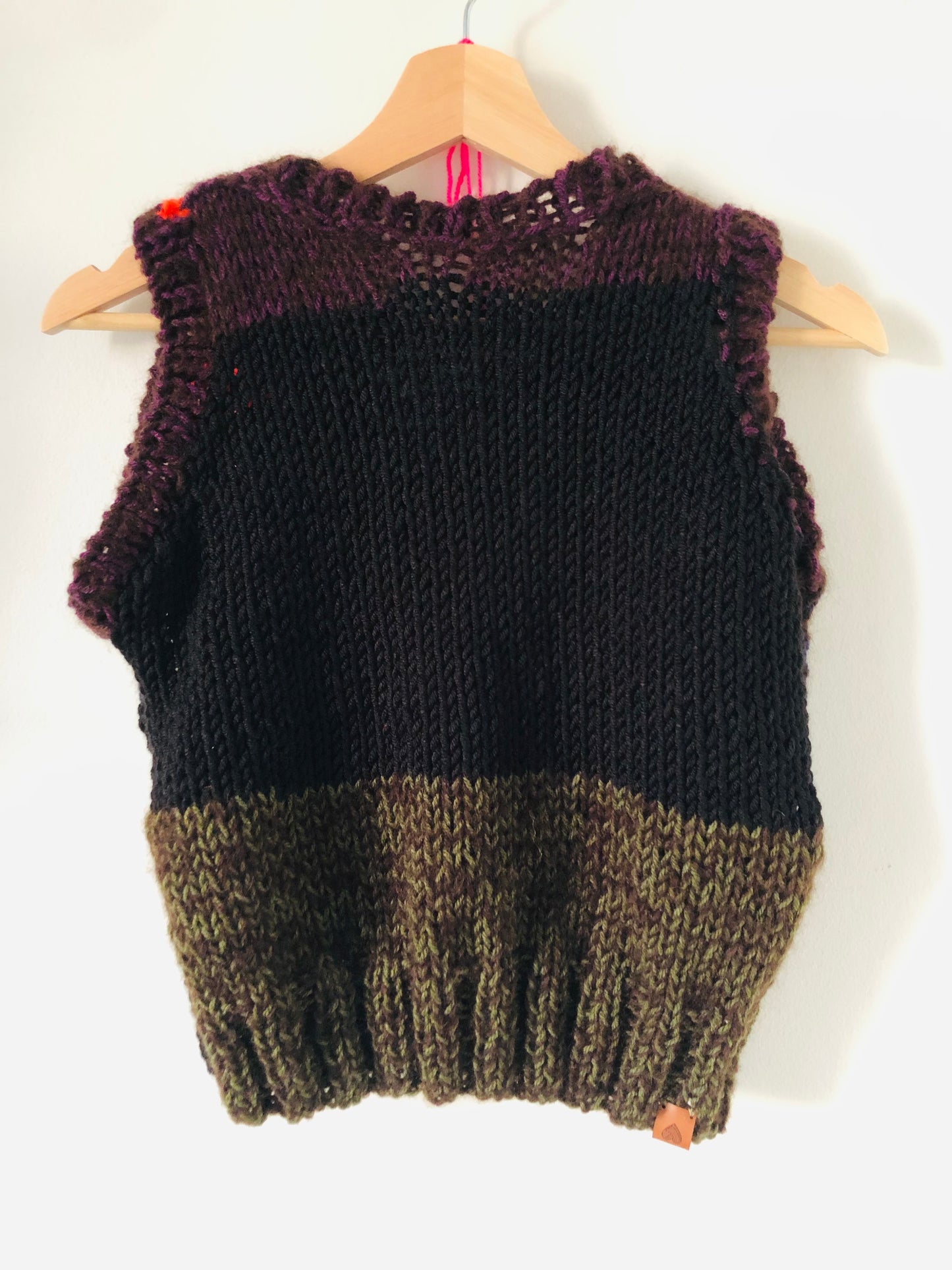 セーター　手編み　スローファッション　ファンシーヤーン　oneofakind  ベスト　ショート丈　　 2349