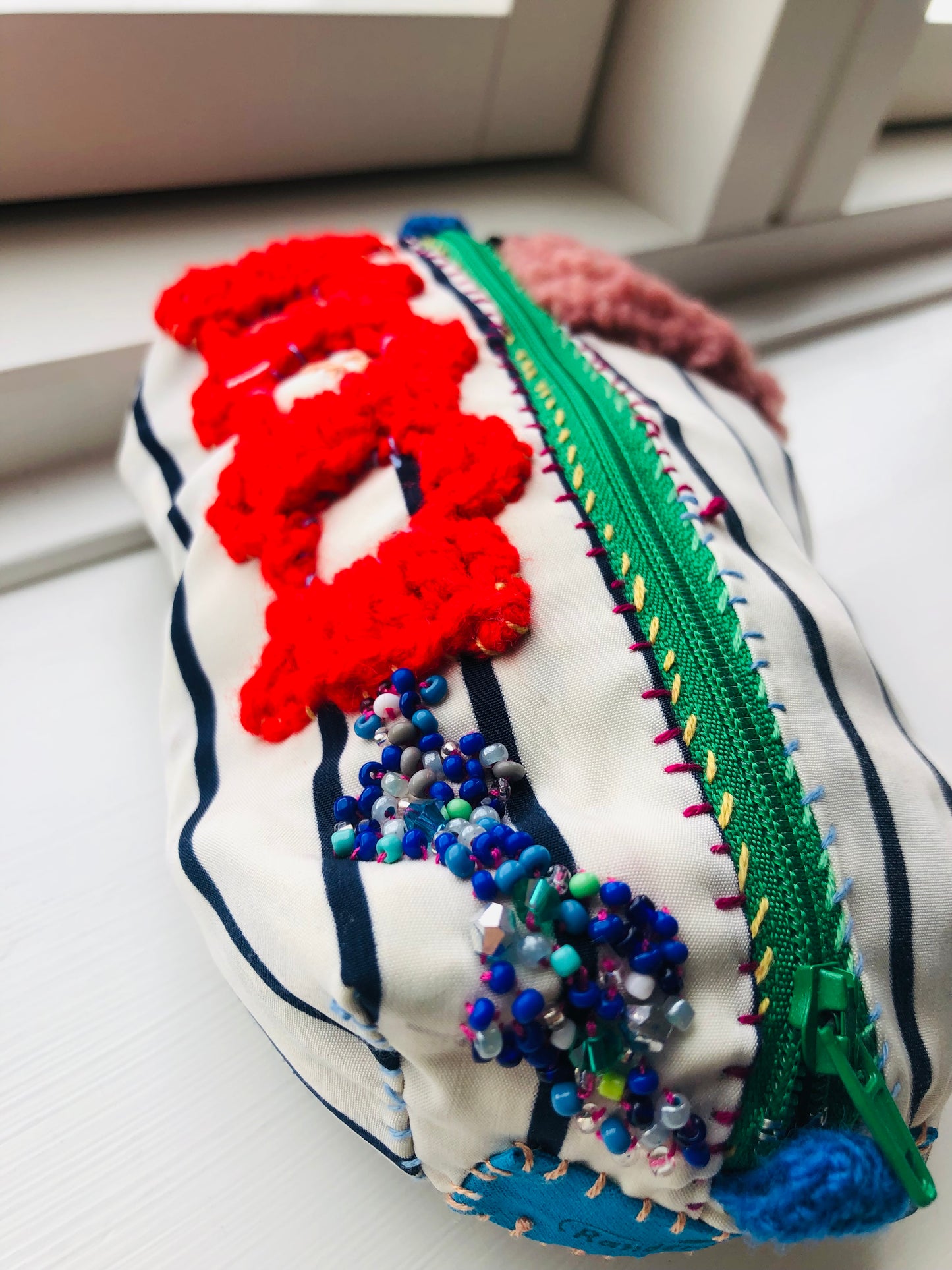 ポーチ　手縫い　布製　 ペンケース　小物入れ　ハンドメイド　ビーズ刺繍　2009