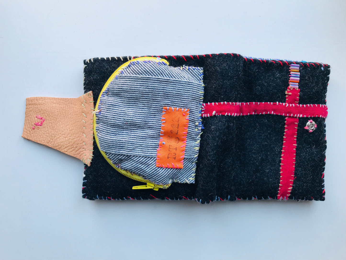 財布　布財布　ハンドメイド　手縫い　刺繍　パッチワーク　二つ折り　1653