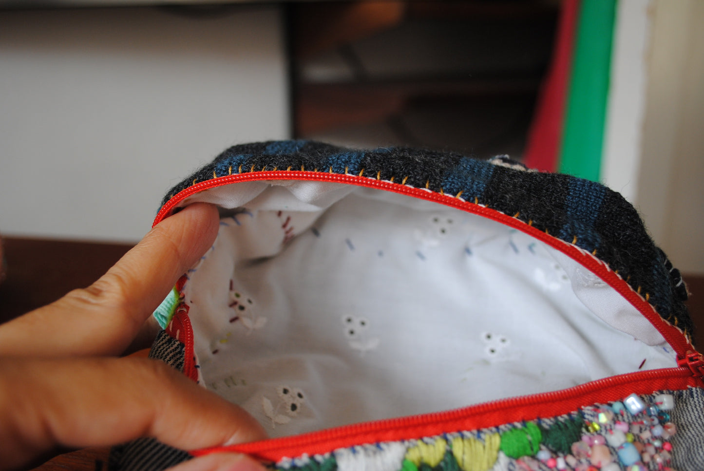 ポーチ　手縫い　布製　 ハンドメイド　ビーズ刺繍　1609