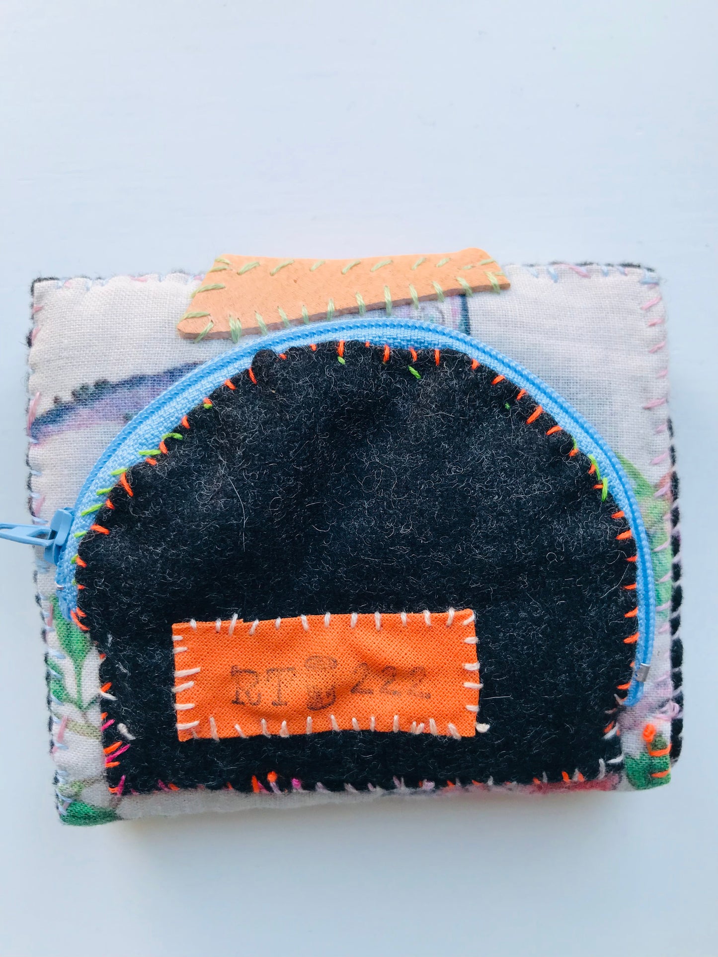 財布　布財布　ハンドメイド　手縫い　刺繍　パッチワーク　二つ折り　1640