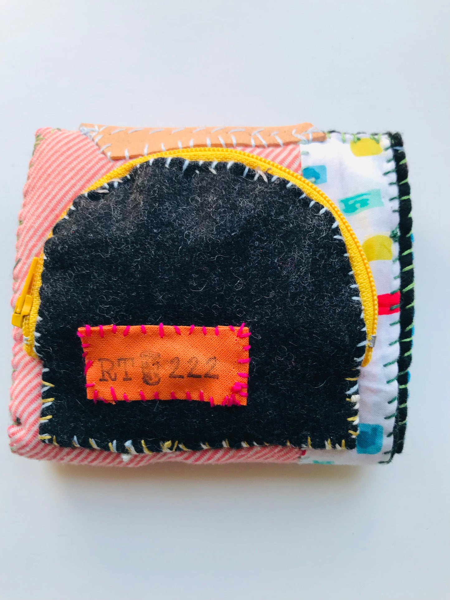 財布　布財布　ハンドメイド　手縫い　刺繍　パッチワーク　二つ折り　1652