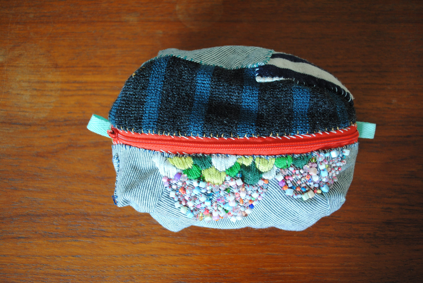 ポーチ　手縫い　布製　 ハンドメイド　ビーズ刺繍　1609