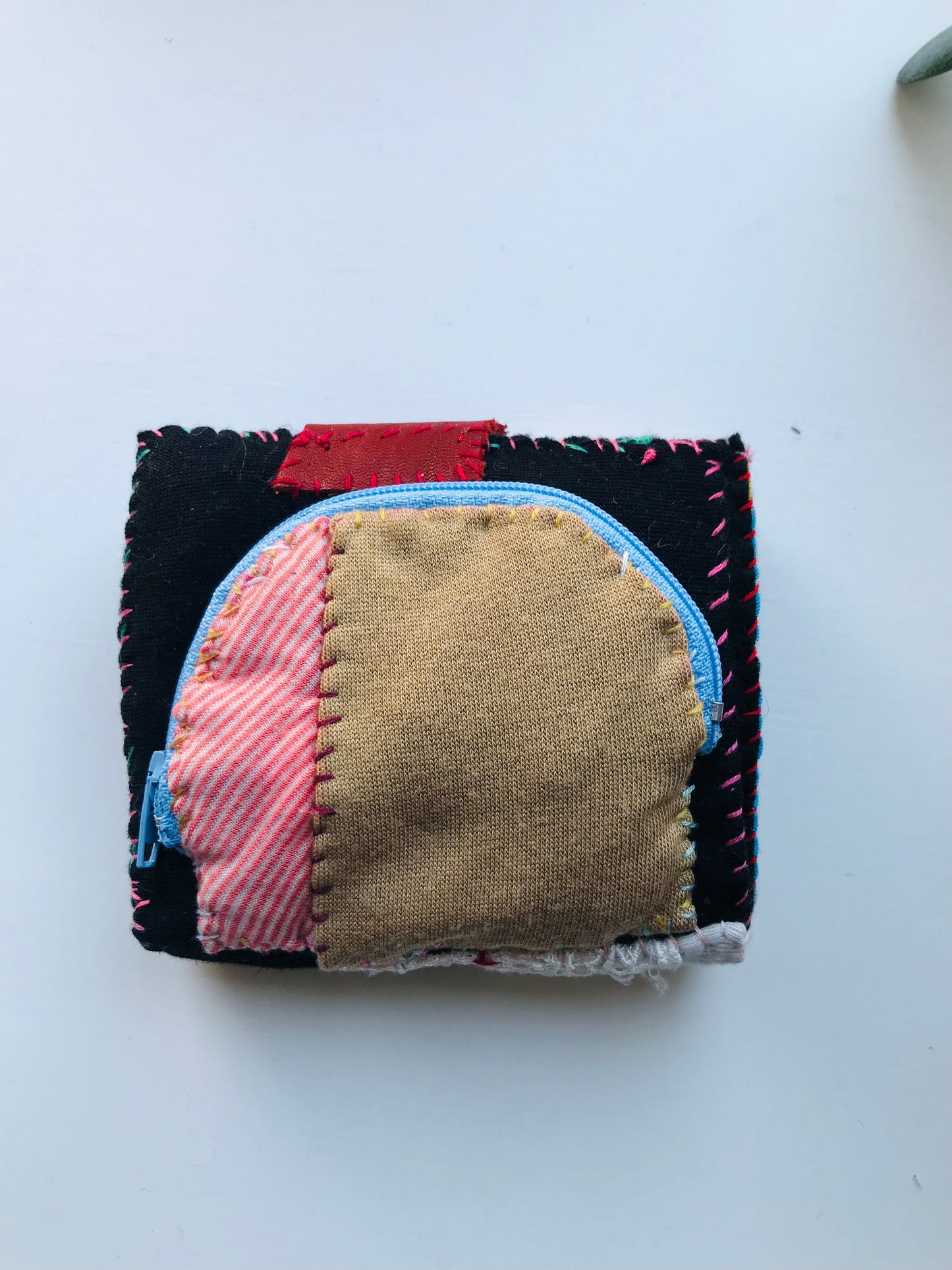財布　布財布　ハンドメイド　手縫い　刺繍　パッチワーク　二つ折り　1650