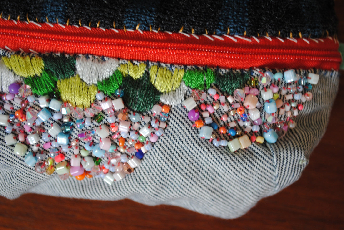 ポーチ　手縫い　布製　 ハンドメイド　ビーズ刺繍　1609