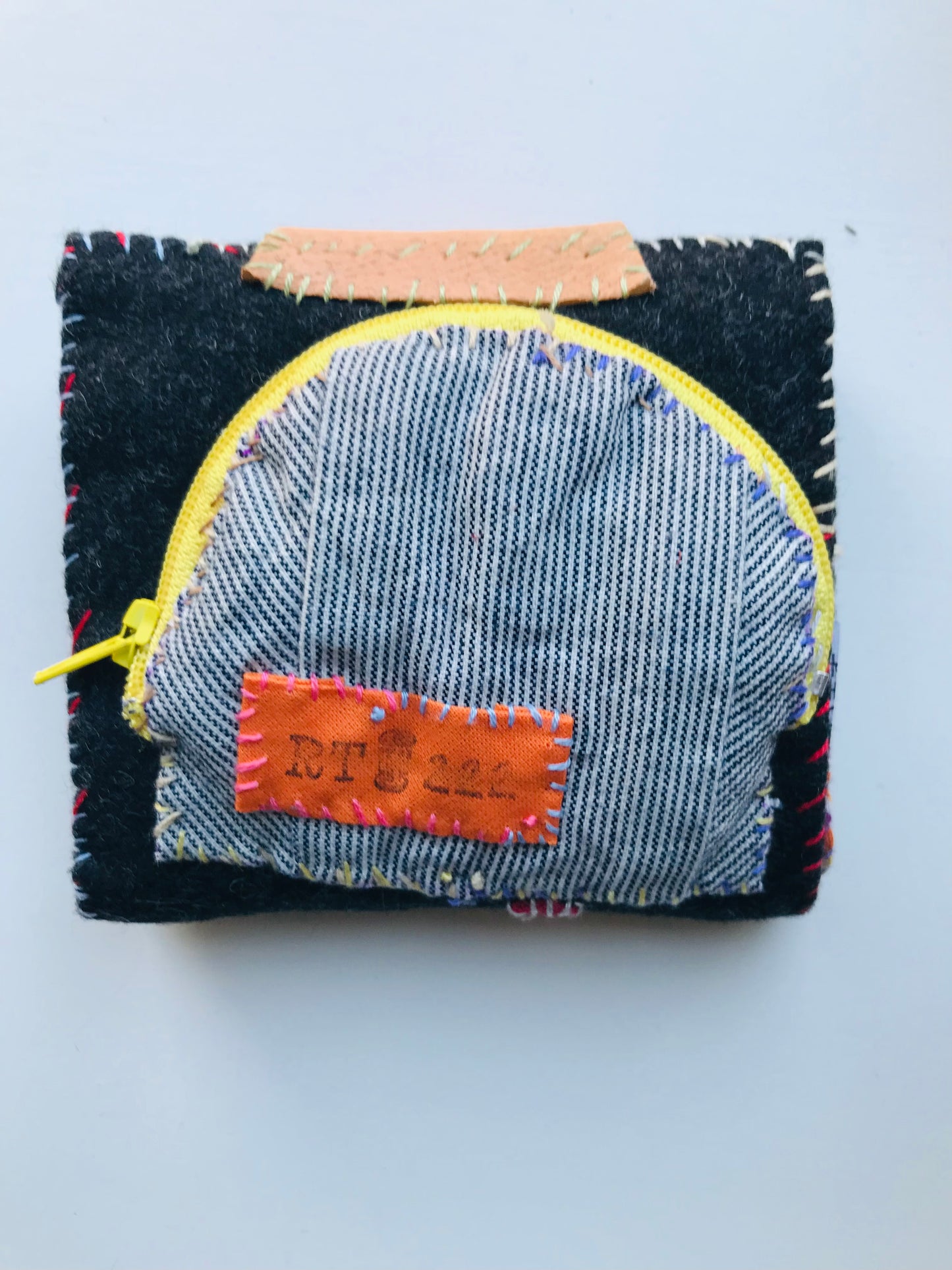 財布　布財布　ハンドメイド　手縫い　刺繍　パッチワーク　二つ折り　1653