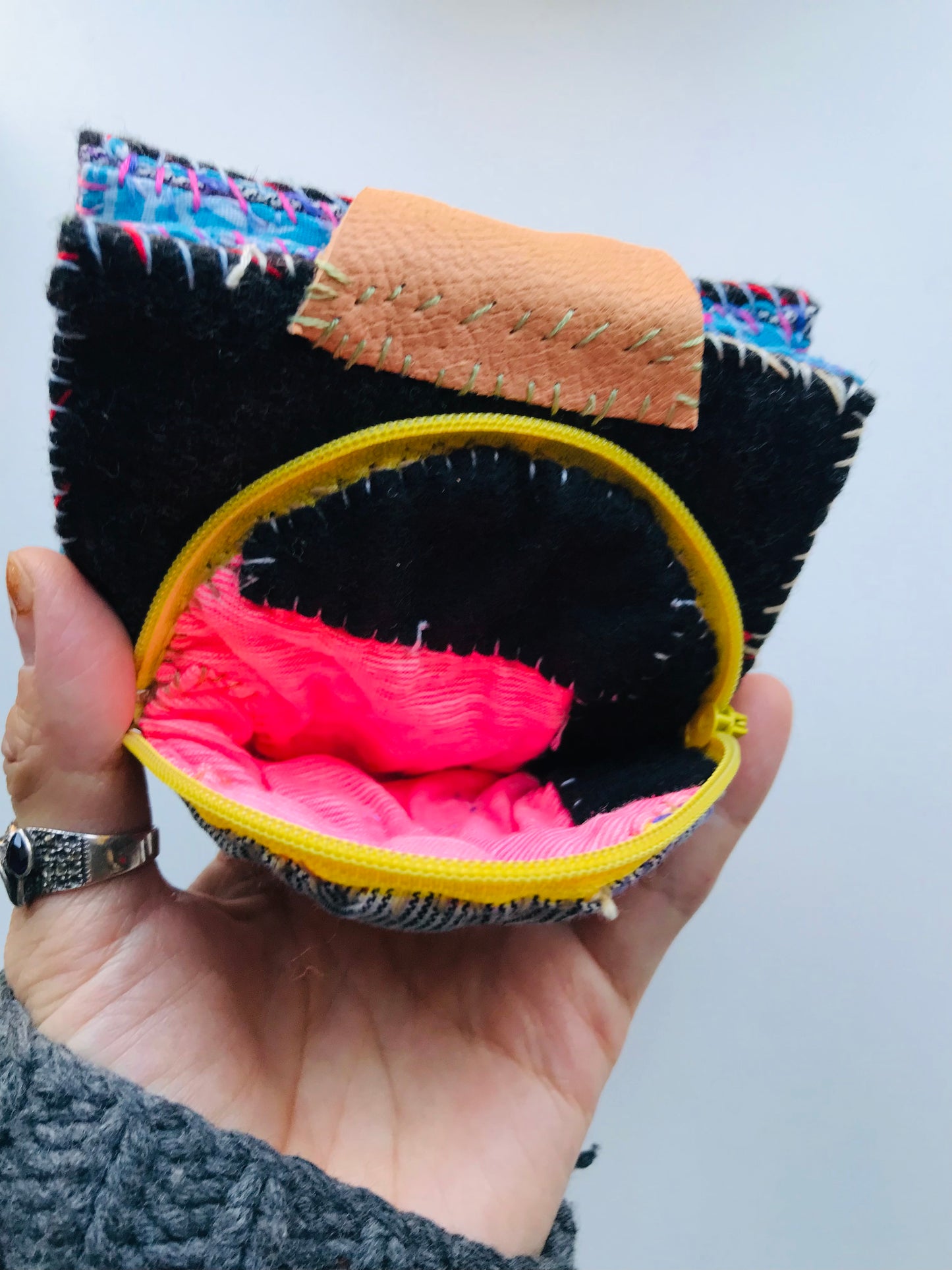 財布　布財布　ハンドメイド　手縫い　刺繍　パッチワーク　二つ折り　1653