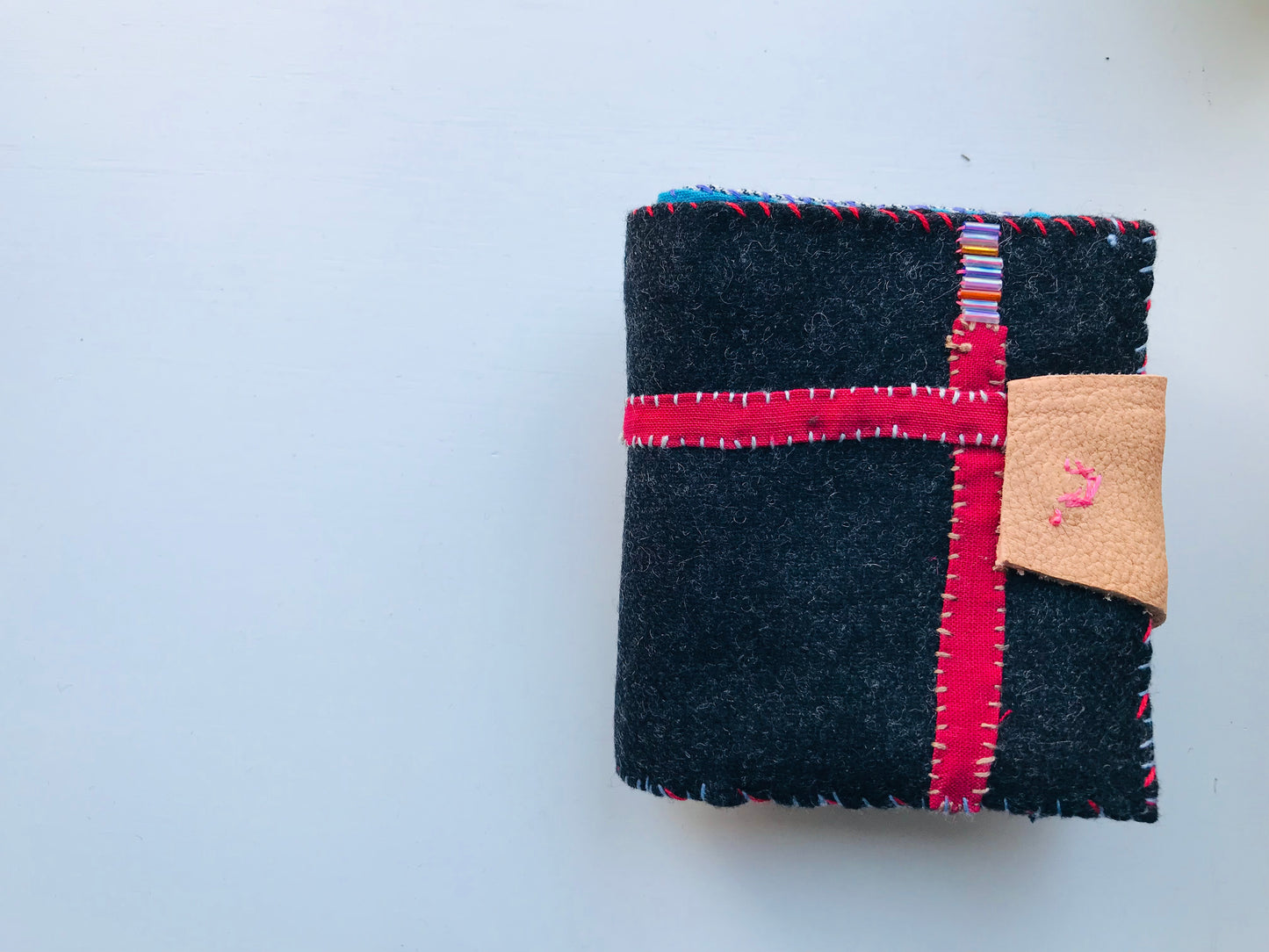 財布　布財布　ハンドメイド　手縫い　刺繍　パッチワーク　二つ折り　1653