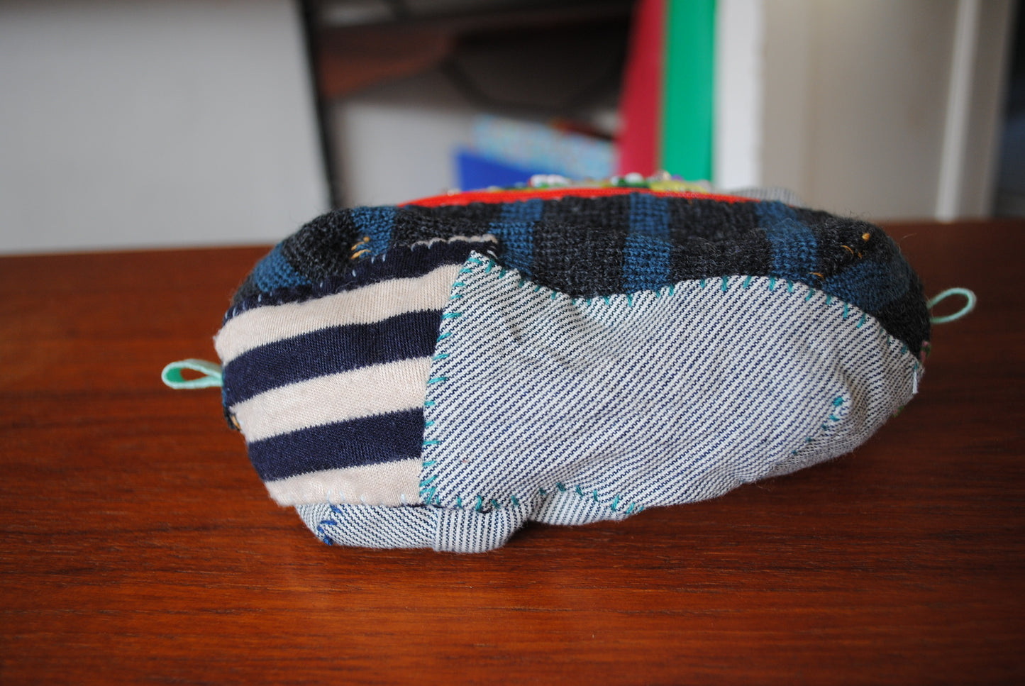 ポーチ　手縫い　布製　 ハンドメイド　ビーズ刺繍　1609