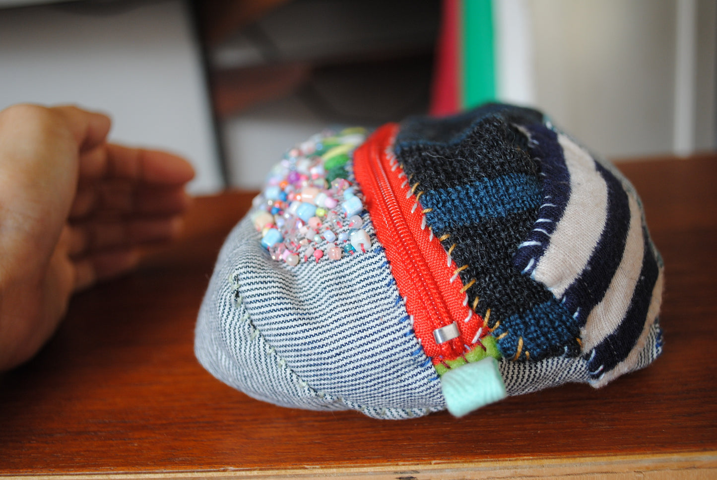 ポーチ　手縫い　布製　 ハンドメイド　ビーズ刺繍　1609