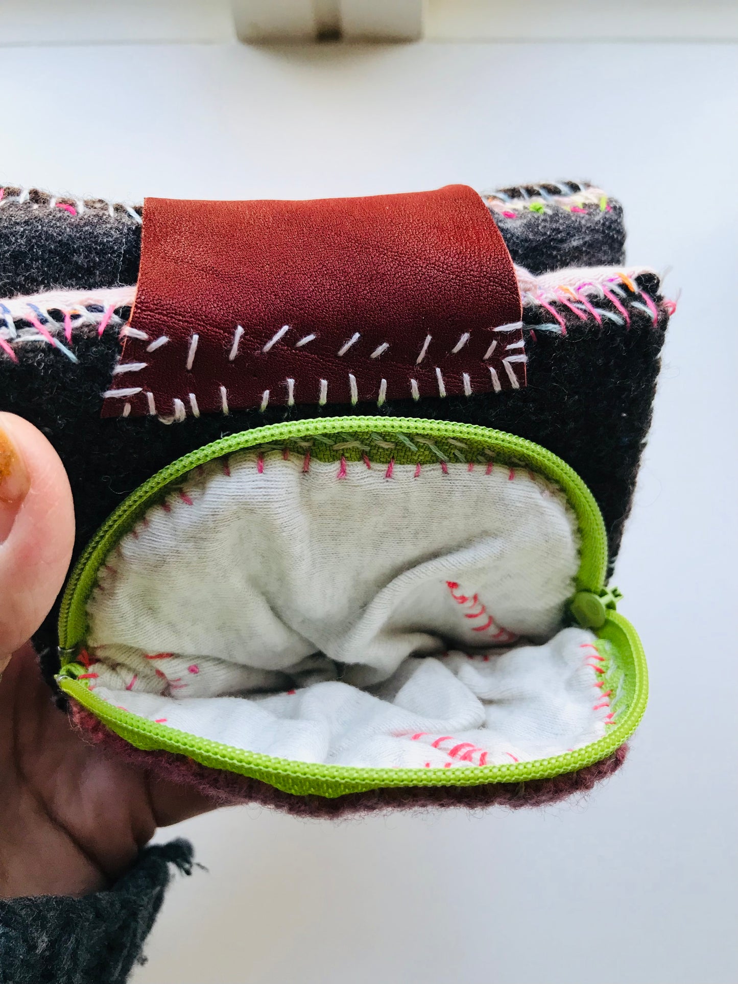 財布　布財布　ハンドメイド　手縫い　刺繍　パッチワーク　二つ折り　1643