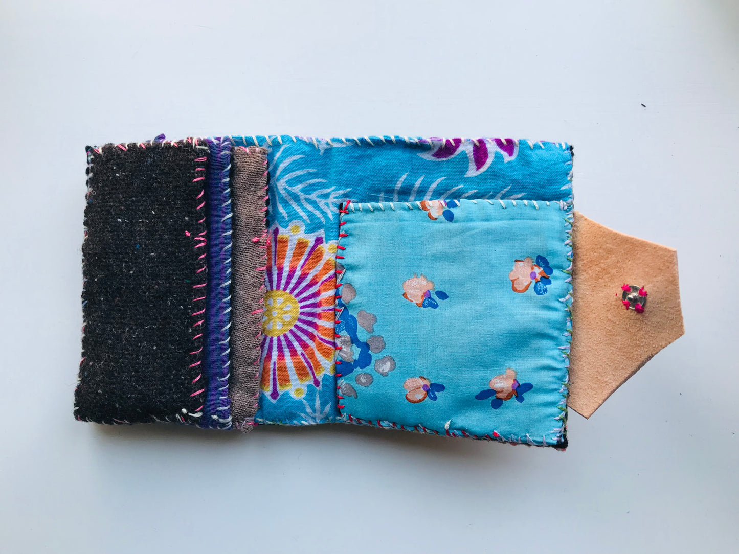 財布　布財布　ハンドメイド　手縫い　刺繍　パッチワーク　二つ折り　1652