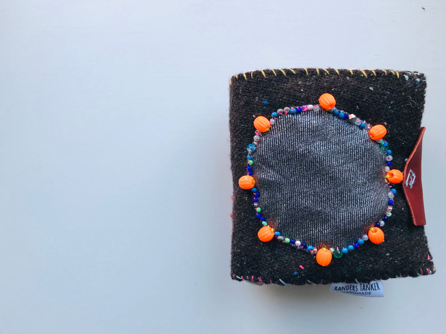 財布　布財布　ハンドメイド　手縫い　刺繍　パッチワーク　二つ折り　1643