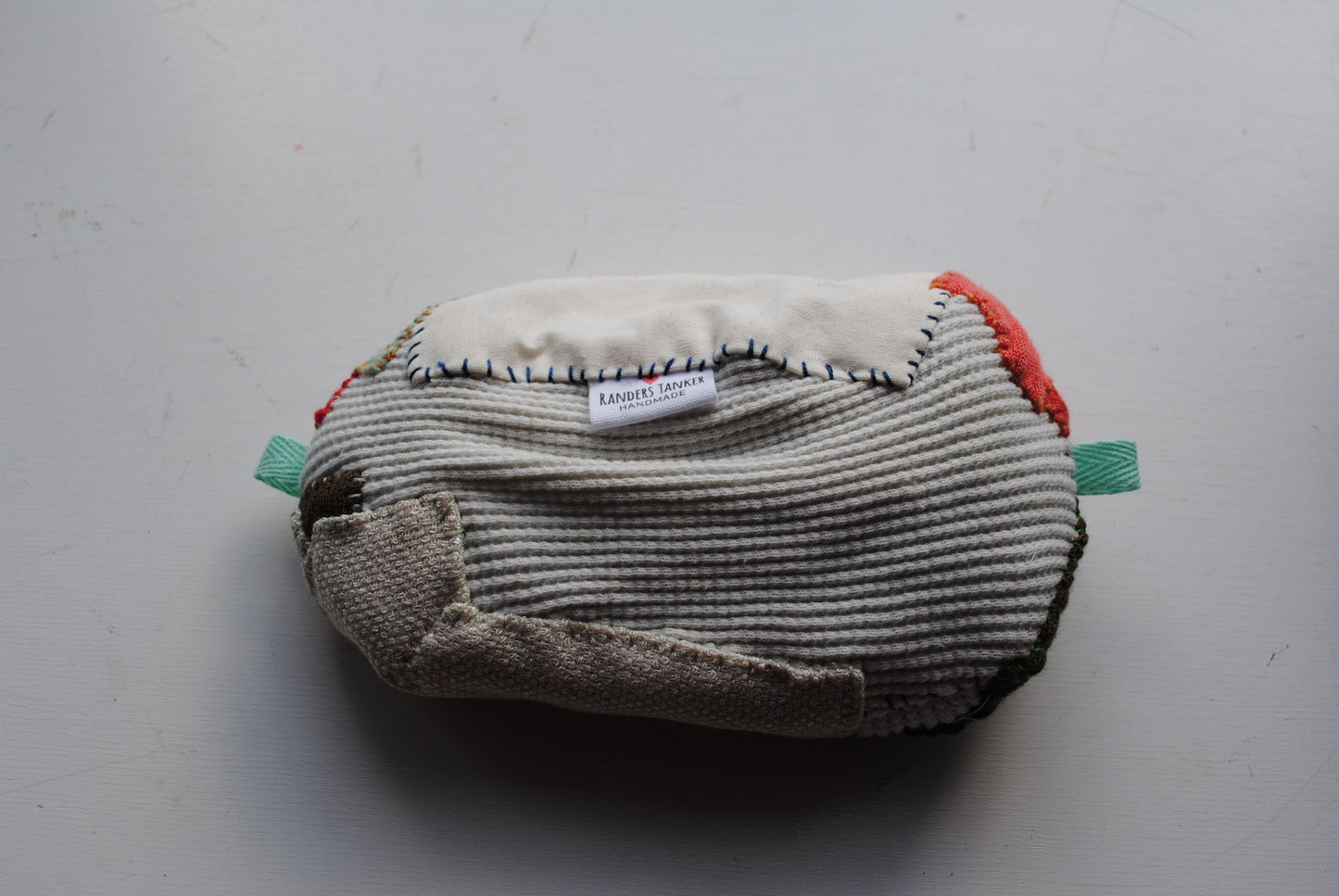 ポーチ　手縫い　布製　 ハンドメイド　ビーズ刺繍　1604