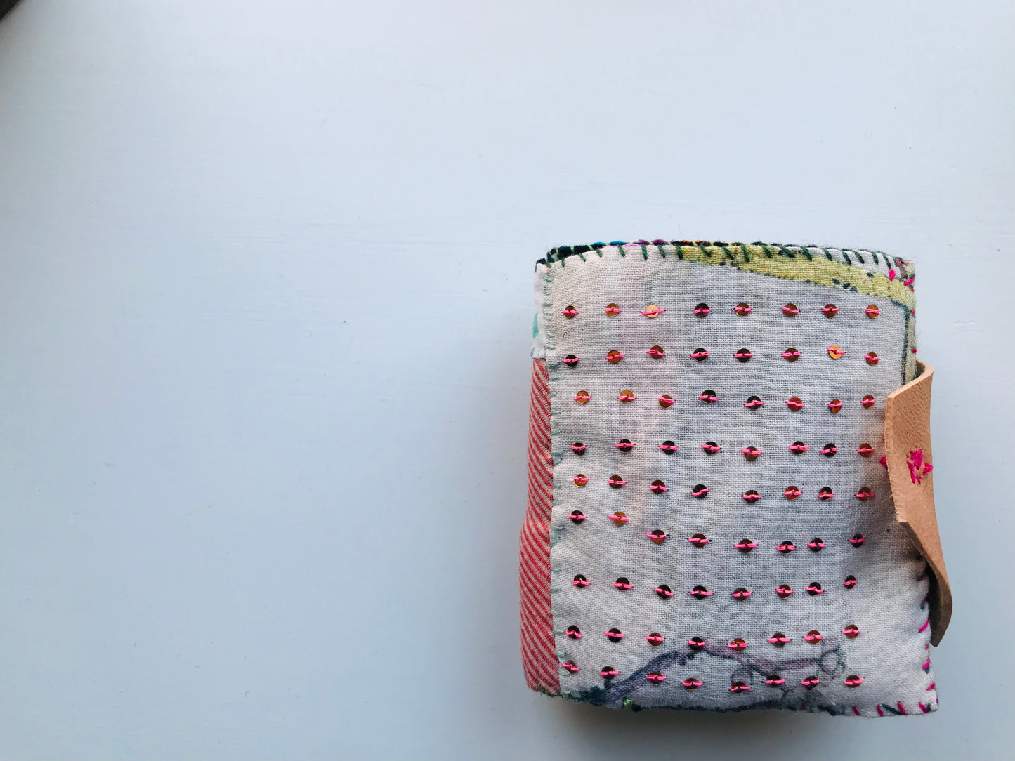 財布　布財布　ハンドメイド　手縫い　刺繍　パッチワーク　二つ折り　1652