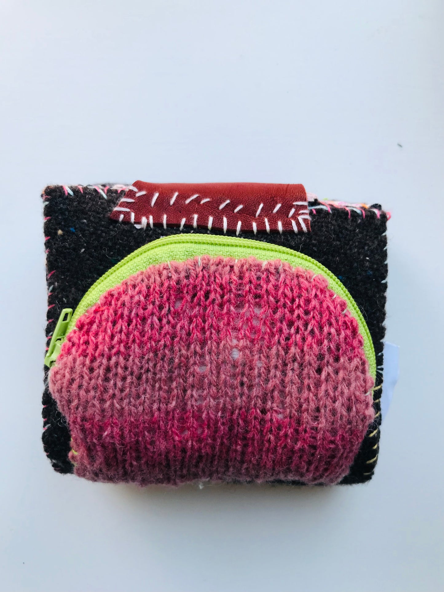 財布　布財布　ハンドメイド　手縫い　刺繍　パッチワーク　二つ折り　1643