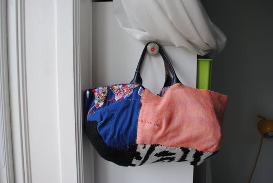 Bag 1531 手縫のバッグ　布製　本革　持ち手　ハンドメイド　ビーズ刺繍　モヘア　ピンク　青　
