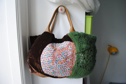 Bag 1536 手縫のバッグ　布製　本革　持ち手　ハンドメイド　ビーズ刺繍　緑　ベロア