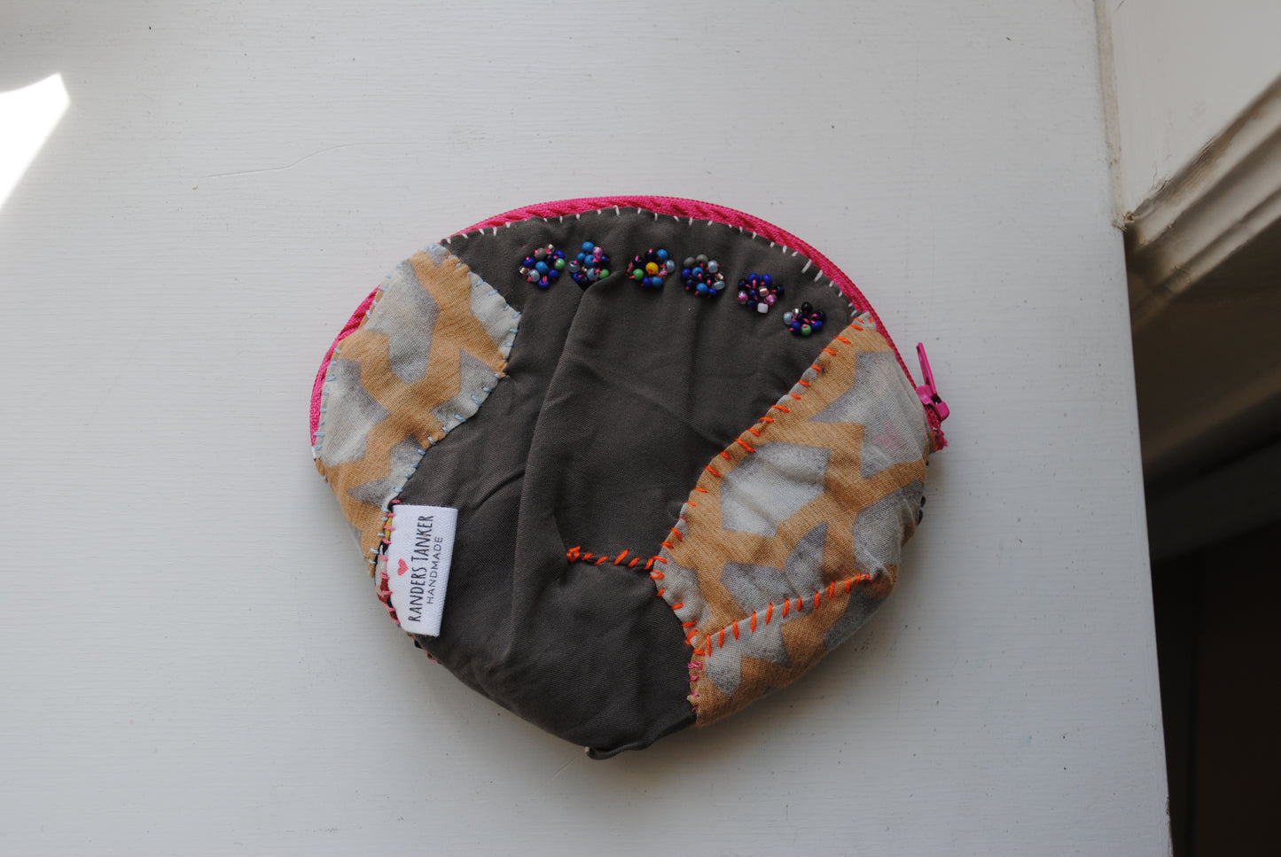 コインケース　C1573　ビーズ　手縫い　刺繍　布　小銭入れ　ハンドメイド