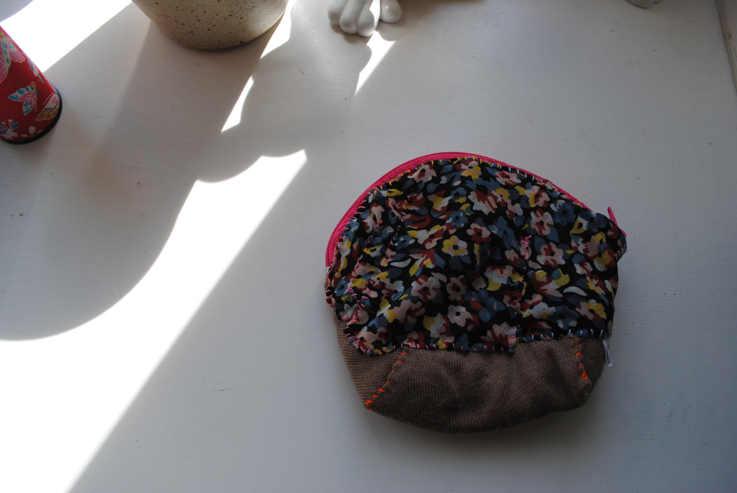 コインケース　C1575　ビーズ　手縫い　刺繍　布　小銭入れ　ハンドメイド