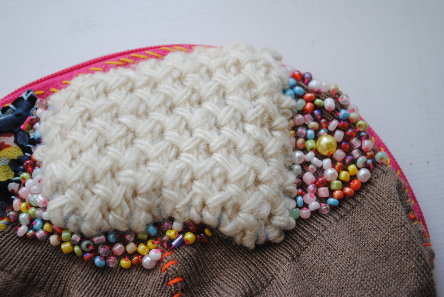 コインケース　C1575　ビーズ　手縫い　刺繍　布　小銭入れ　ハンドメイド