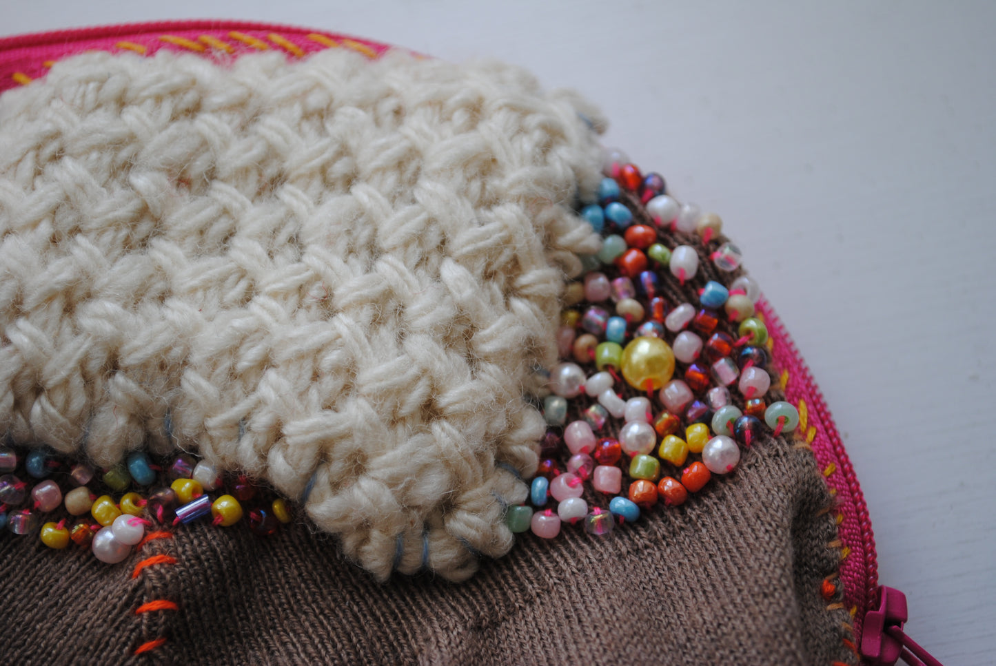 コインケース　C1575　ビーズ　手縫い　刺繍　布　小銭入れ　ハンドメイド