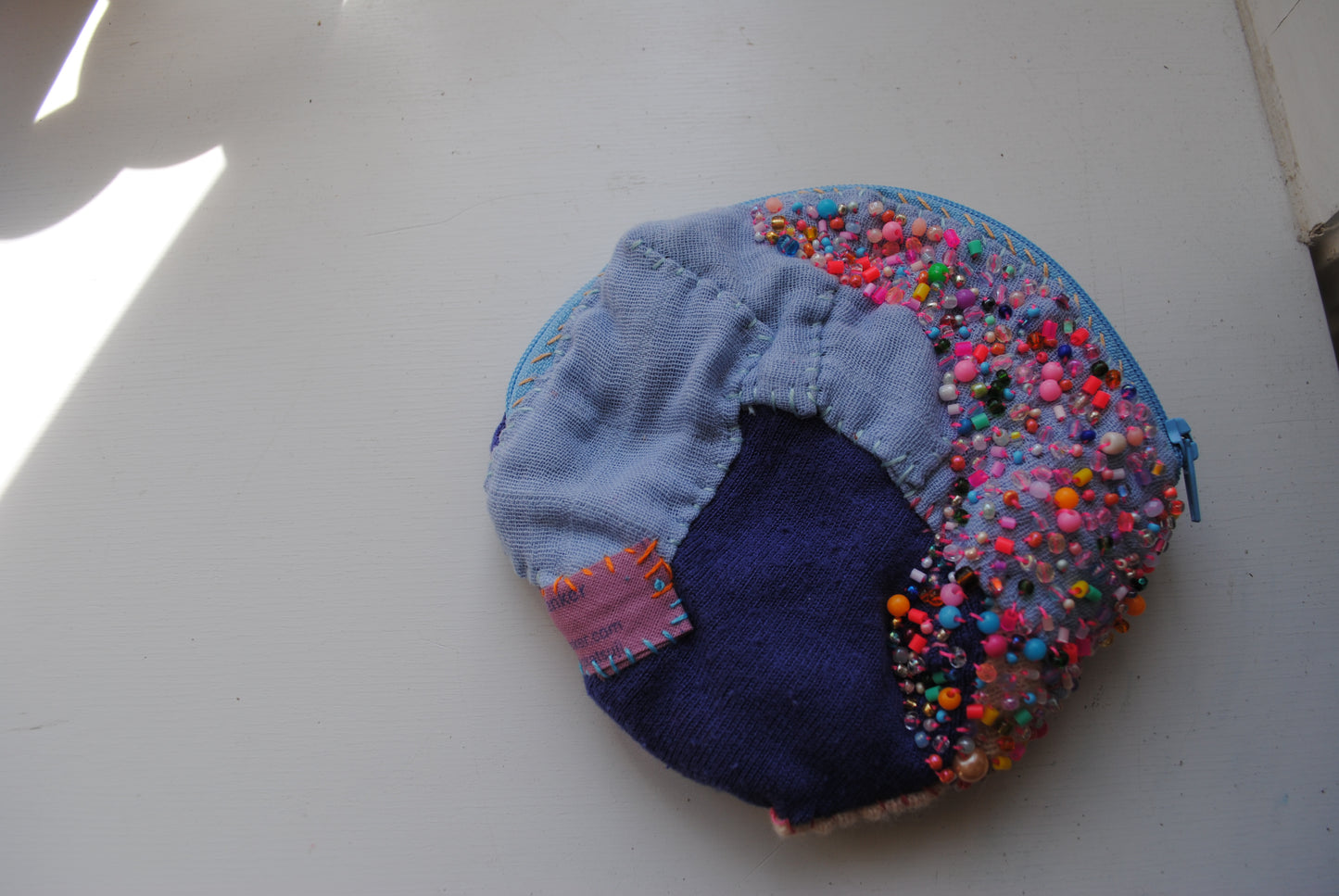 コインケース　C1571　ビーズ　手縫い　刺繍　布　小銭入れ　ハンドメイド