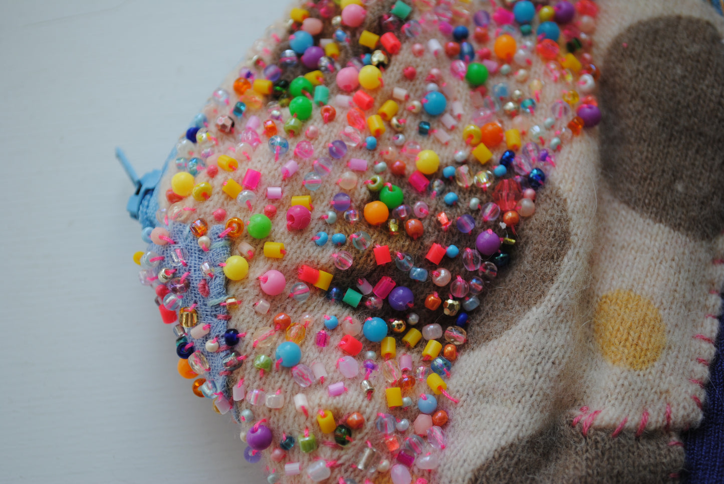 コインケース　C1571　ビーズ　手縫い　刺繍　布　小銭入れ　ハンドメイド