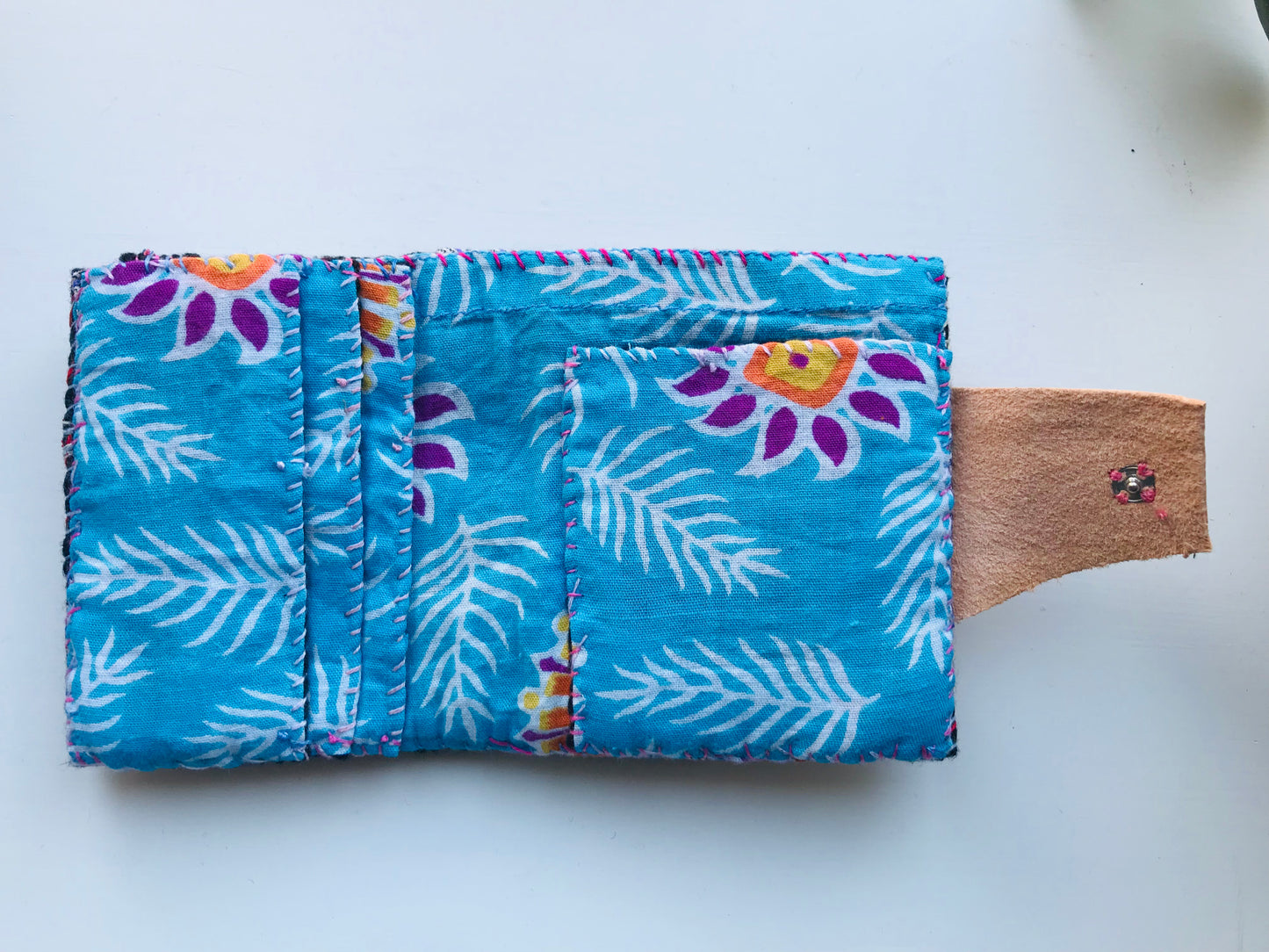 財布　布財布　ハンドメイド　手縫い　刺繍　パッチワーク　二つ折り　1653